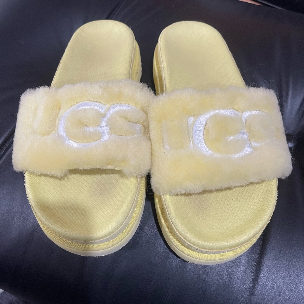 UGG®
Laton Genuine
Shearling Sandal